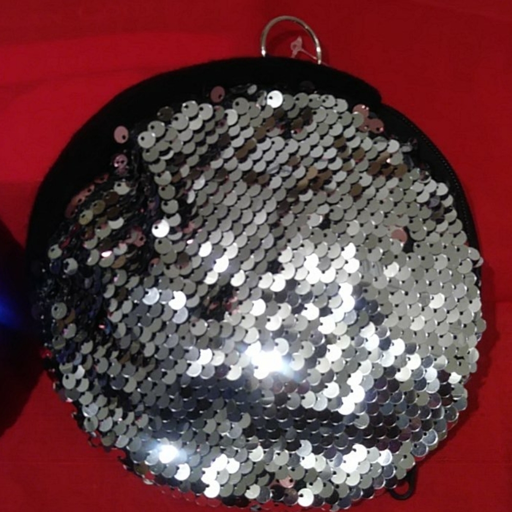 Reversible sequin cosmetic bag with keychain. - Picture 3 of 5